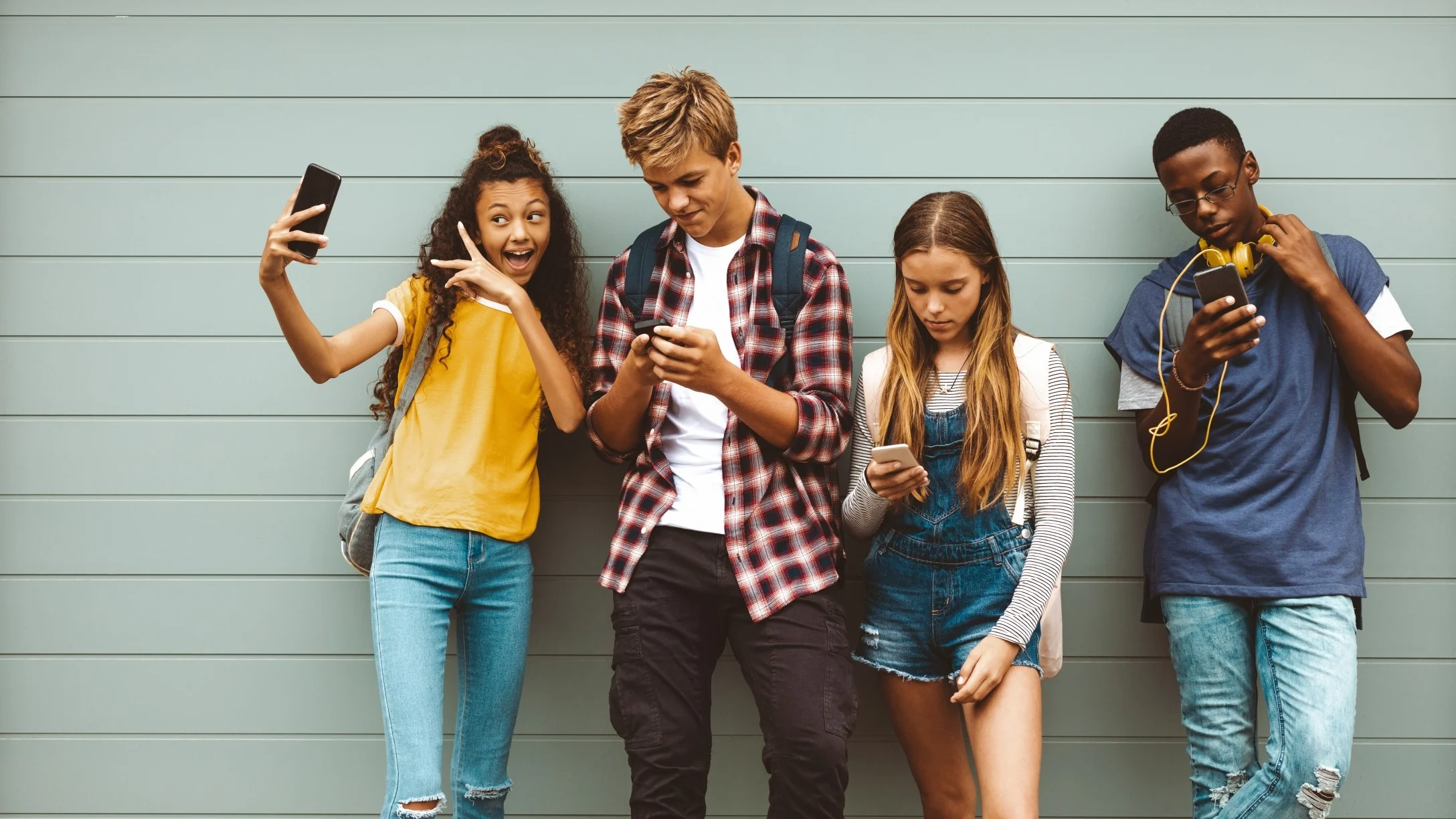 teenagers on smart phones